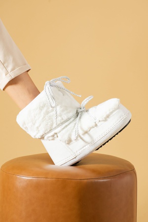 Короткие белые зимние сапоги