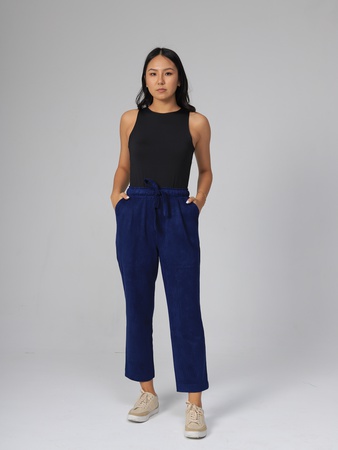 Вельветовая рубашка (удлиненная) и стильные брюки.