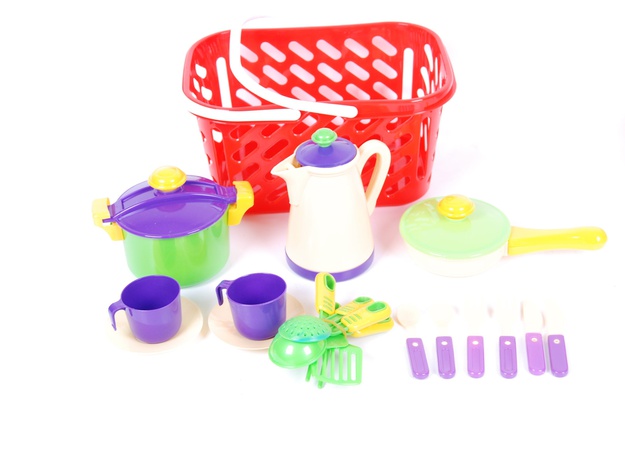 Кухня с корзиной чайник