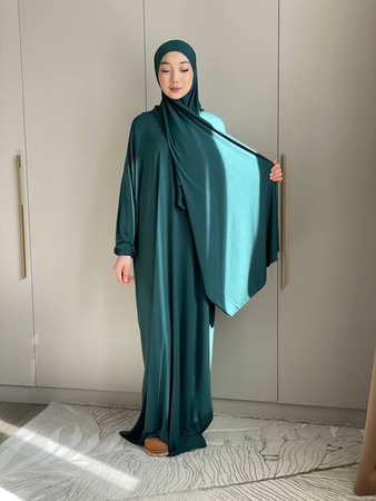 Платье с пришитым шарфом