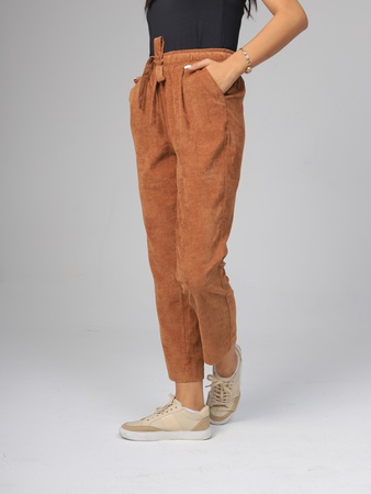 Вельветовая рубашка (удлиненная) и стильные брюки.