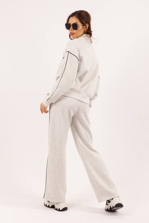 Женский спортивный костюм