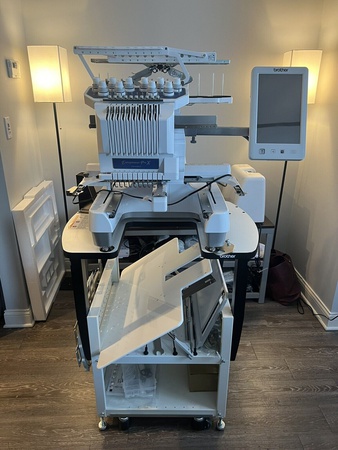 10-игольная домашняя вышивальная машина Brother PR1055X, СОВЕРШЕННО НОВАЯ, аксессуары + стол