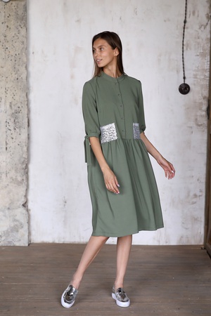 Платье на пуговицах с декоративными карманами цвета хаки