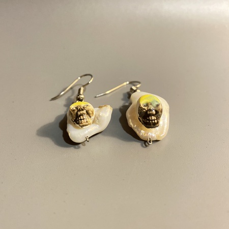 Seramik kafataslı doğal inci küpeler