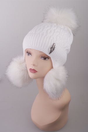 Детская зимняя шапка с тремя помпонами