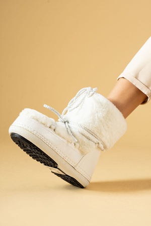 Короткие белые зимние сапоги