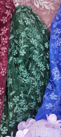 Hochwertige Stickerei auf Tüll