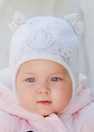 Bir kız için çocuk şapkası.