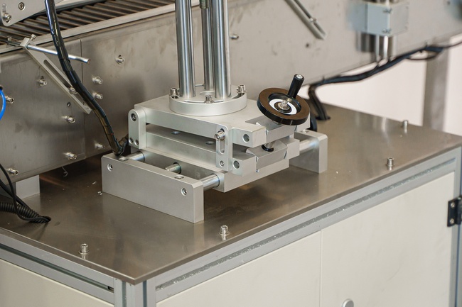 Автоматический этикетировщик ЭМ05.06 с вертикальной подачей 150 шт/мин