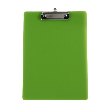 Цветной пластиковый зажим для доски формата А4 можно повесить на креативную студенческую тестовую бумагу