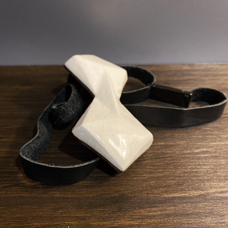 Uniseks papyon. Beyazın Kenarları. Seramik ve deri.