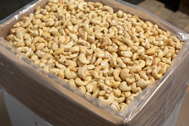 Raw cashews (ww 320) - Vietnam