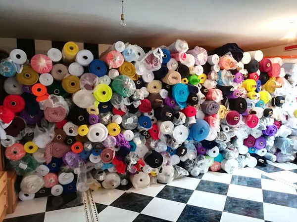 İspanya&#39;dan giysi dikmek için stok.