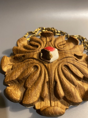 Deri arka planda seramik uçlu meşe kolye