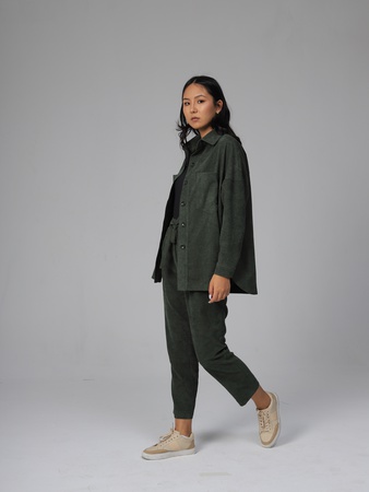 Вельветовая рубашка и стильные брюки.