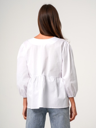 Блузка белая на завяках