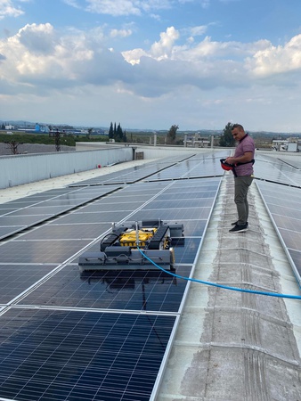 Робот для очистки солнечных панелей