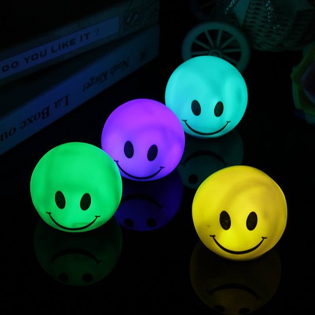 Mini lamba &quot;Gülen Yüz&quot; LED&#39;inin rengi değişiyor