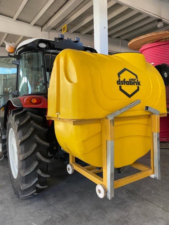 Traktöre entegre güneş paneli temizleme fırçaları