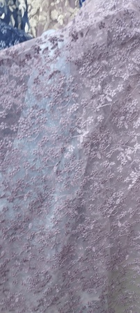 Hochwertige Stickerei auf Tüll