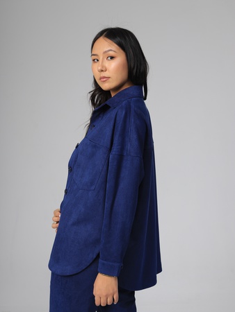 Вельветовая рубашка и стильные брюки.