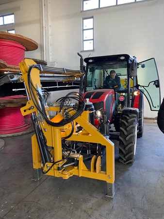 Traktöre entegre güneş paneli temizleme fırçaları