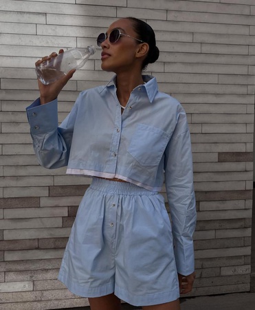 Zweiteiliger Anzug (Hemd – Shorts)