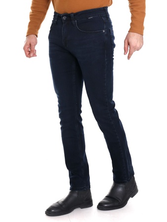 男士牛仔裤，略带锥形