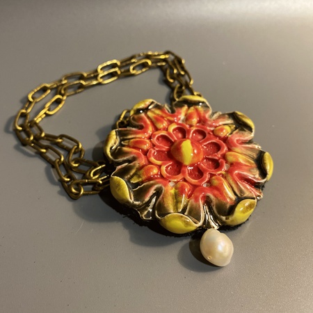 Yumuşak deri zemin üzerine doğal incili yuvarlak seramik sarkıt kolye.