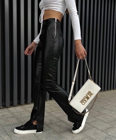 Шикарные брючки из матовой эко кожи с разрезом