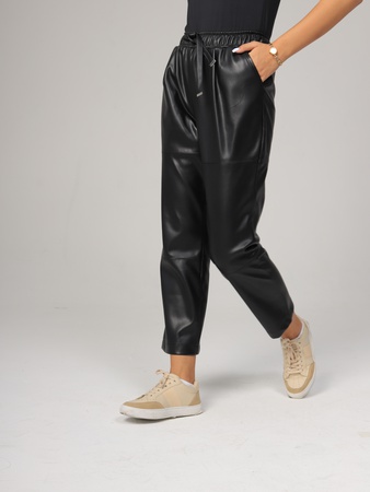 Deri gömlek ve şık pantolon