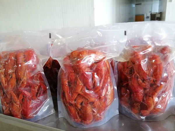 Пресноводные живые и варенные раки в соусе