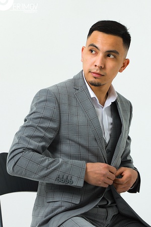 мужская одежда:  мужские костюмы, мужские пиджаки,  мужские брюки, мужские жилеты, мужские рубашки, мужские пальто и полупальто.