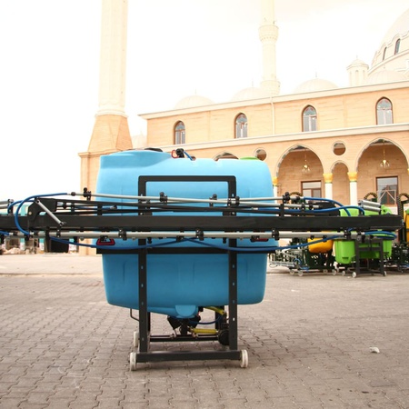 Машины для опрыскивания и внесения удобрений.