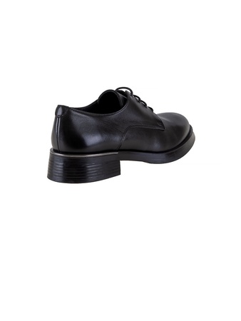 Kadınlar için alçak ayakkabılar