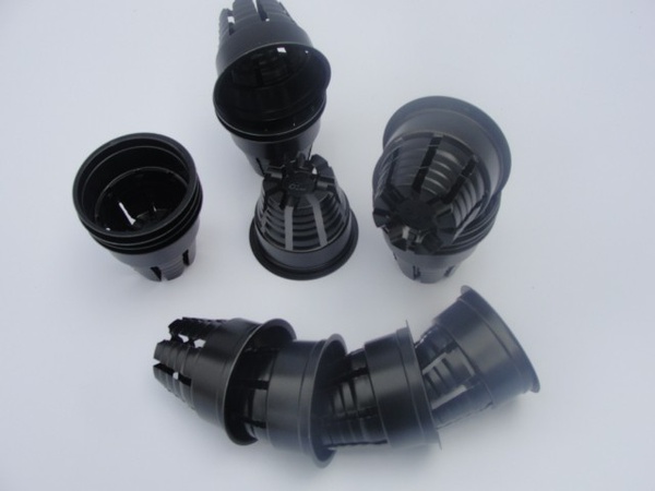 色拉线的穿孔玻璃