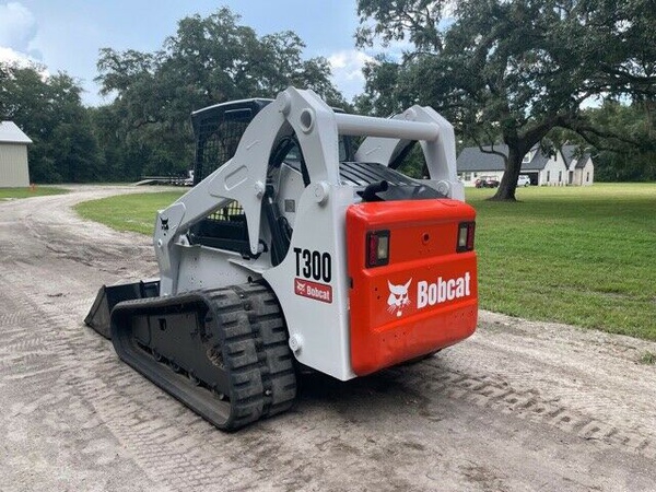 Погрузчик с бортовым поворотом Bobcat T300 - предварительные выбросы выхлопных газов 81 л.с. Kubota Diesel - готов к работе