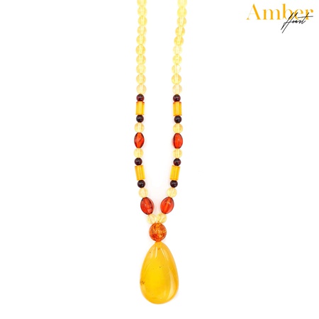 Amberden bir kolye ile kolye