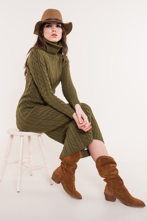 Вязаное платье с воротником "хомут"