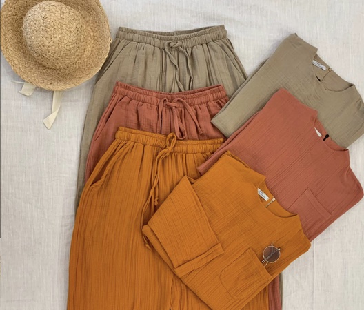 Костюм свободного покроя из муслина