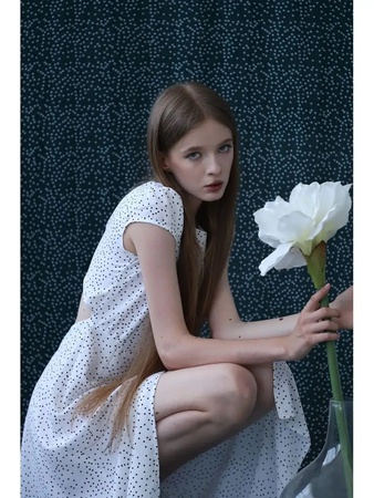 Sırtı açık midi elbise