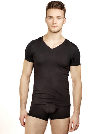 Черная футболка с V-образным вырезом