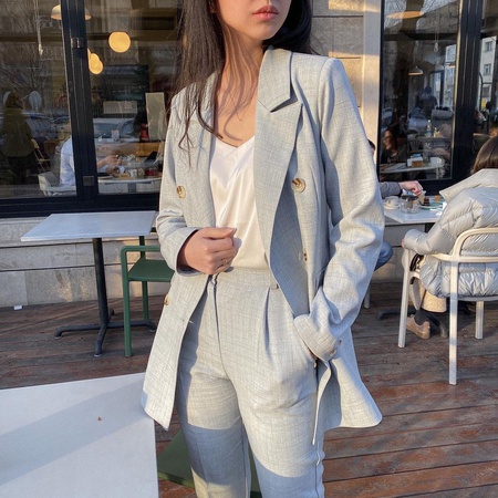 Приталенный, женственный льняной костюм