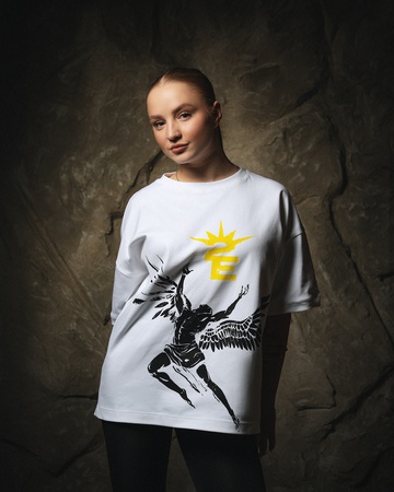 белая футболка