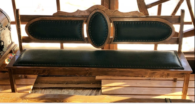 Скамья с мягкой обивкой под старину из массива ели