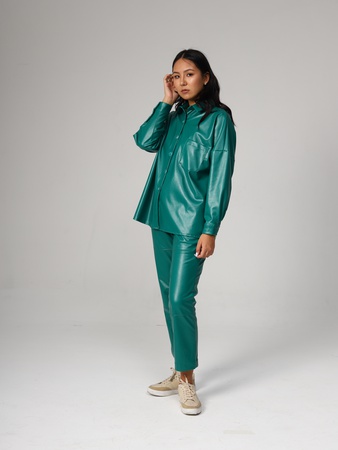 皮革衬衫和时尚的裤子