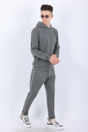 спортивный свитер