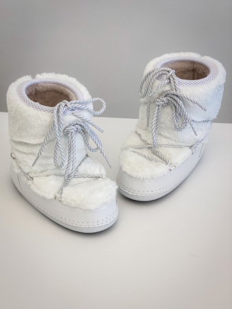 Короткие белые зимние сапоги