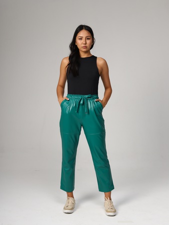 皮革衬衫和时尚的裤子